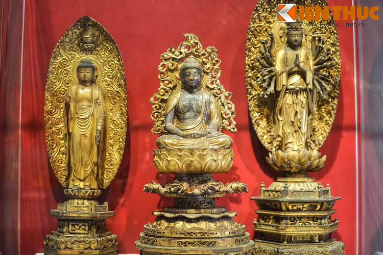 Tượng Phật (giữa và bên trái) và Quan Âm Chuẩn Đề (bên phải) bằng gỗ sơn thếp vàng của Nhật Bản, thế kỷ 18. Ngoài trình độ chuyên môn về điêu khắc, người nghệ nhân Nhật Bản còn áp dụng triết lý thiền vào hoạt động sáng tạo của mình.
