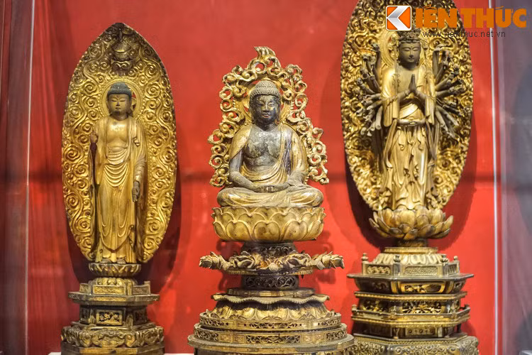 Tượng Phật (giữa và bên trái) và Quan Âm Chuẩn Đề (bên phải) bằng gỗ sơn thếp vàng của Nhật Bản, thế kỷ 18. Ngoài trình độ chuyên môn về điêu khắc, người nghệ nhân Nhật Bản còn áp dụng triết lý thiền vào hoạt động sáng tạo của mình.