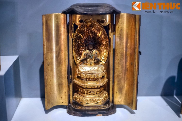 Một khám thờ được chạm khắc kỳ công và thếp vàng lộng lẫy, thế kỷ 18. Thời Heian (194-1185) là giai đoạn phát triển cực thịnh của điêu khắc Phật giáo. Kết hợp với Mật tông, các tác phẩm Phật giáo Nhật Bàn lúc này thể hiện sự sáng tạo và bản sắc riêng.