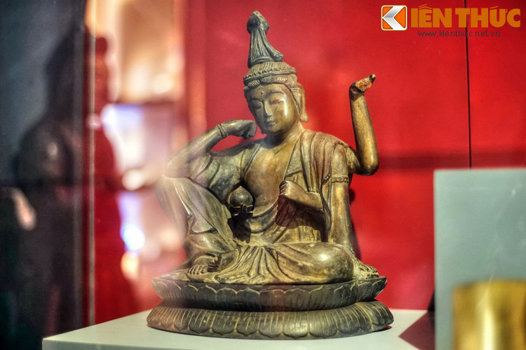 Tượng Quan Âm bằng gỗ của Nhật Bản, thế kỷ 17. Theo đánh giá của các nhà nghiên cứu, nghệ thuật điêu khắc tượng Phật của Phật giáo Nhật Bản đã đạt đến trình độ nghệ thuật cao nhất nhì thế giới.