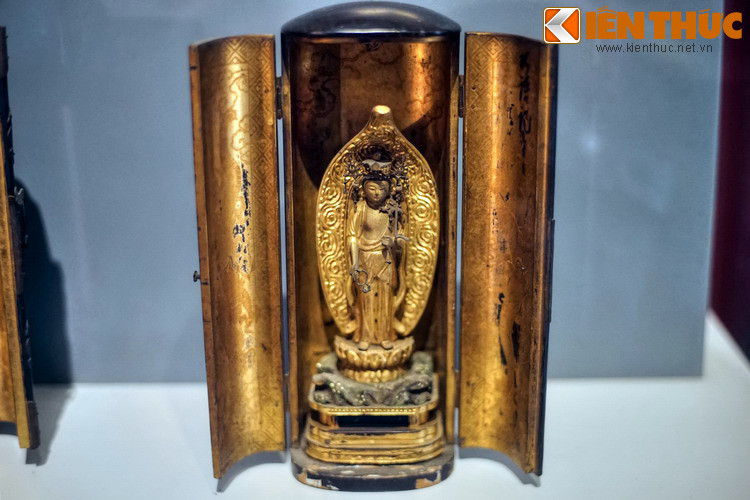 Khám thờ nhỏ dạng tủ gỗ có hai cánh cửa đóng lại là vật phẩm đặc trưng của Phật giáo Nhật Bản. Cho đến thời kỳ Kamakura (1185-1333), nghệ thuật Phật giáo Nhật Bản định hình dấu ấn bản địa và phong cách hiện thực, được kế thừa cho đến thời hiện đại.