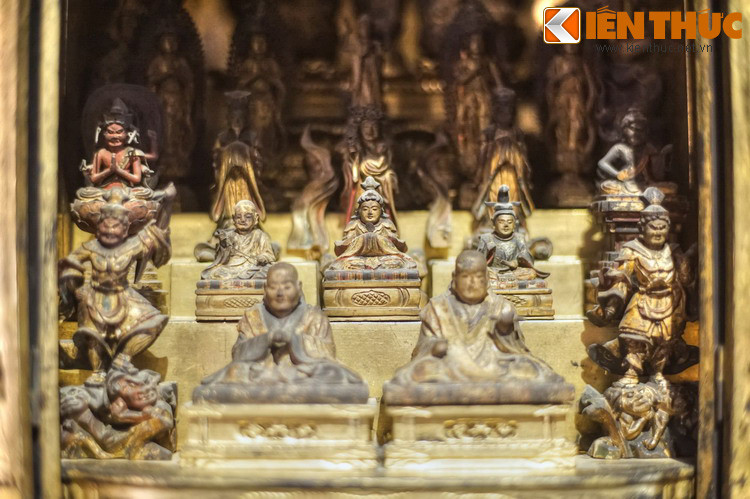 Những bức tượng nhỏ được chạm khắc tinh xảo đặt trong khám thờ. Khi Phật giáo thịnh hành ở Nhật Bản, nghệ thuật cùng đã phát triển mạnh mẽ và có sự biến đổi qua các thời kỳ lịch sử.