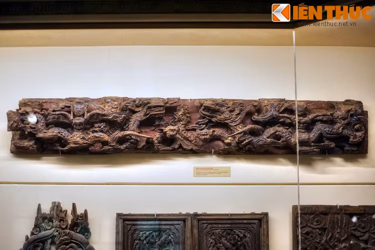 Mảng chạm tiên cưỡi rồng triều Lê Trung Hưng, thế kỷ 17, hiện vật của Bảo tàng Lịch sử Quốc gia. Tại một số ngôi đình cổ ở miền Bắc Việt Nam, tiên nữ cưỡi rồng xuất hiện như một nét kiến trúc độc đáo, là hiện tượng hiếm có trong các nền văn hóa chịu ảnh hưởng của Nho giáo.