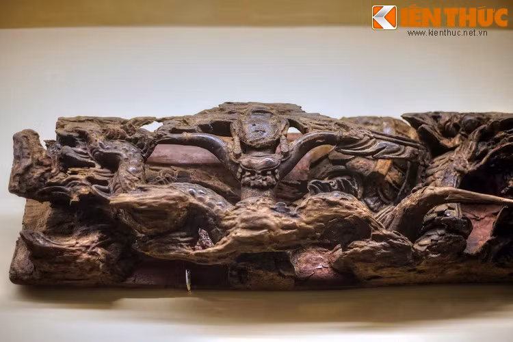 Theo các nhà nghiên cứu, hình tượng tiên nữ cưỡi rồng xuất hiện phổ biến trong mỹ thuật Đại Việt ở các thế kỷ 16-18. Trong giai đoạn này, vai trò của Nho giáo bị suy yếu, cũng là cơ hội cho các tín ngưỡng truyền thống phát huy.