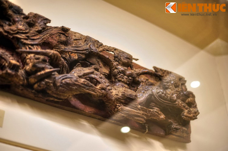 Đình làng là nơi tinh thần “phép vua thua lệ làng” thể hiện rõ nhất. Tại đây, hình ảnh người phụ nữ bị trói buộc trong lễ giáo phong kiến được giải phóng, thay vào đó là hình ảnh cô tiên, mang âm hưởng của chế độ mẫu hệ và tín ngưỡng phồn thực cổ xưa.