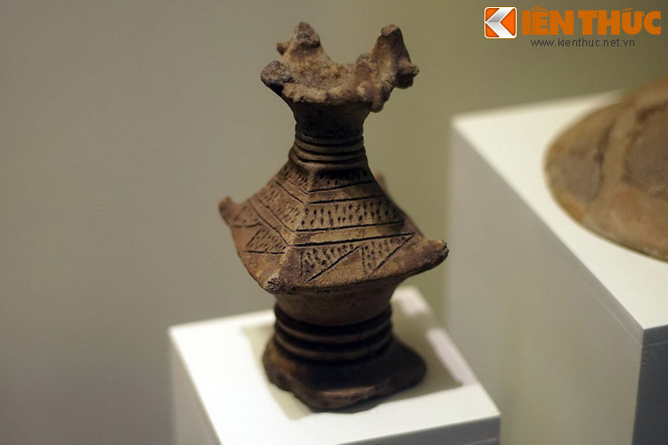 Mô hình tháp bằng đất nung, văn hóa Đồng Nai. Cho đến nay, hàng trăm di tích thuộc văn hóa Đồng Nai đã được phát hiện ở hầu khắp các tỉnh miền Đông Nam Bộ, trong đó có các di tích tiêu biểu như Cầu Sắt, Suối Chồn, Bình Đa, Cái Vạn, Cù Lao Rùa, Hưng Thịnh, Đồi Xoài...