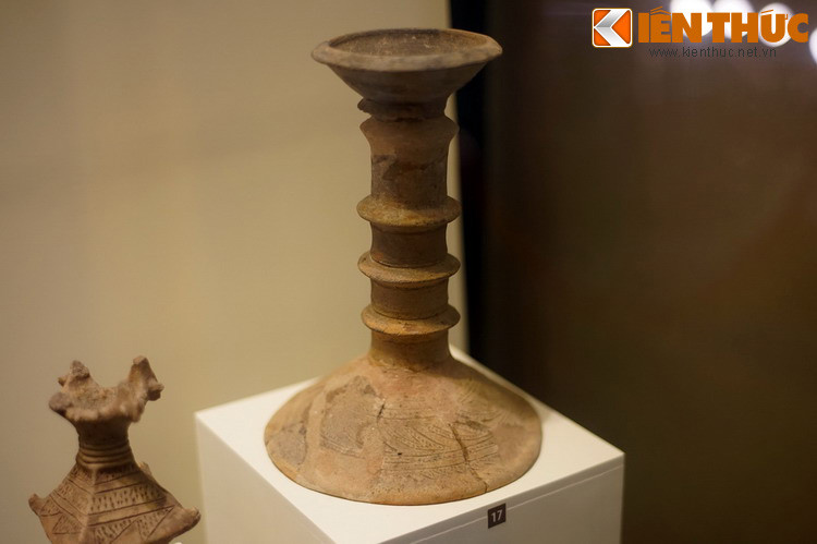 Chân đèn đất nung, văn hóa Đồng Nai. Đến khoảng thiên niên kỷ thứ nhất TCN, chủ nhân văn hóa Đồng Nai đã tạo ra tiền đề vật chất cần thiết để bước vào giai đoạn văn minh nhà nước, đó là văn minh Óc Eo và sự hình thành vương quốc Phù Nam.