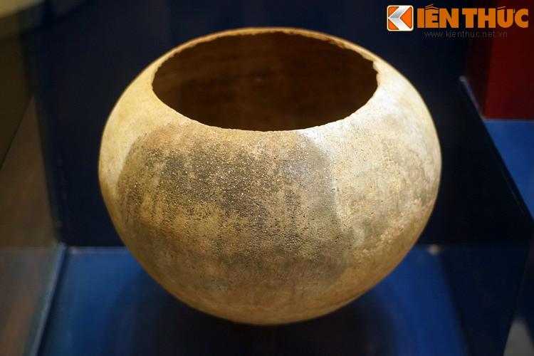 Quan tài chum Giồng Phật, văn hóa Đồng Nai. Những chiếc mộ chum cùng đồ tùy táng cung cấp nhiều dữ liệu về cách thức tiễn đưa người chết trong văn hóa Đồng Nai, đồng thời hé lộ mối liên hệ giữa nền văn hóa này với văn hóa Sa Huỳnh - với táng thức bằng mộ chum tương tự.