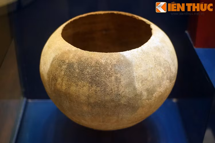 Quan tài chum Giồng Phật, văn hóa Đồng Nai. Những chiếc mộ chum cùng đồ tùy táng cung cấp nhiều dữ liệu về cách thức tiễn đưa người chết trong văn hóa Đồng Nai, đồng thời hé lộ mối liên hệ giữa nền văn hóa này với văn hóa Sa Huỳnh - với táng thức bằng mộ chum tương tự.