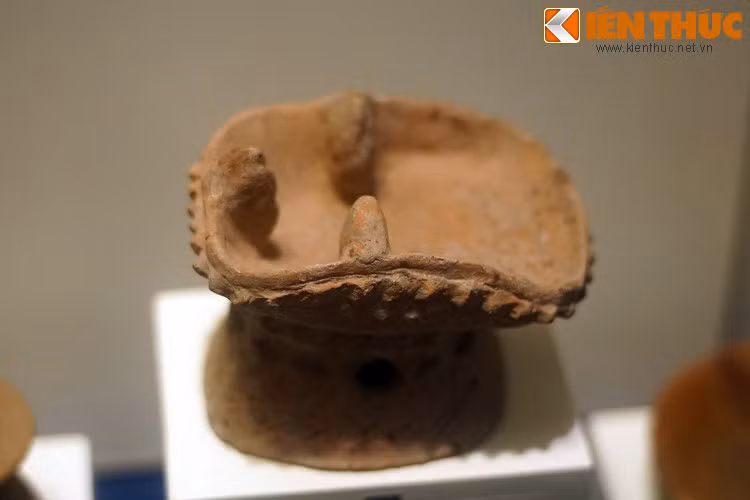 Cà ràng (bếp lò) bằng đất nung, văn hóa Đồng Nai. Những chiếc cà ràng với cách thức sử dụng tương tự vẫn còn phổ biến tại nhiều địa phương ở Nam Bộ, cho thấy sự kế thừa nền văn hóa cổ đại của cư dân khu vực...