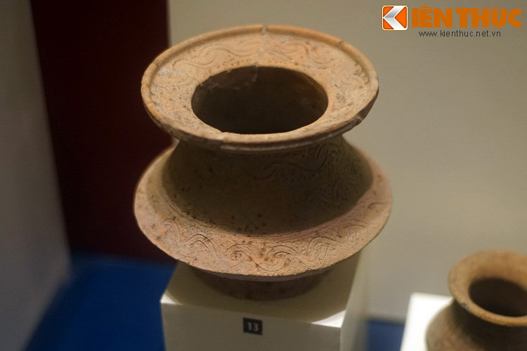 Bình đất nung, văn hóa Đồng Nai. Các món đồ đất nung của cư dân văn hóa Đồng Nai đa dạng về kiểu dáng và kích thước. Đặc biệt, các hoa văn trang trí sinh động cho thấy gu nghệ thuật tinh tế của cư dân thời kỳ này.