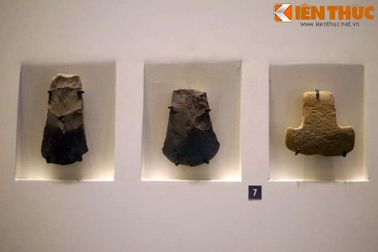 Rừu đá của văn hóa Đồng Nai. Công cụ đá vẫn chiếm một vai trò quan trong đời sống sinh hoạt và sản xuất của cư dân văn hóa Đồng Nai, nhưng kỹ thuật ghè, đẽo đá đã có những bước tiến đáng kể so với các thời kỳ trước.