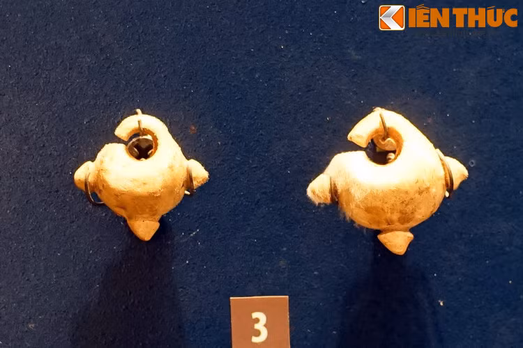 Khuyên tai ba mấu, loại hình đồ trang sức đặc thù của văn hóa Đồng Nai. Các di vật của văn hóa Đồng Nai đã được phát hiện với số lượng lên tới hàng nghìn, rất đa dạng về chủng loại, chất liệu, kích cỡ.