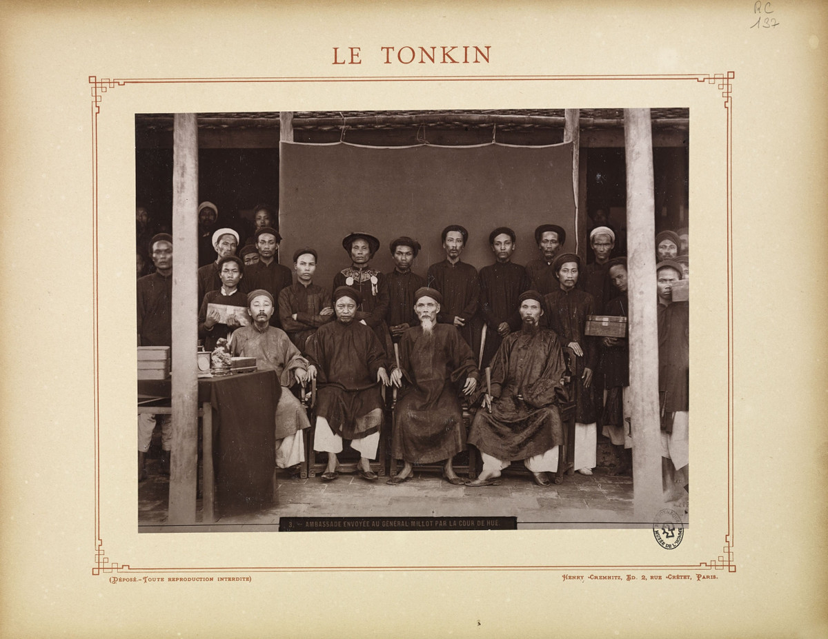 Các sứ thần được triều đình cử đến gặp tướng Millot, ngày 5/3/1884.