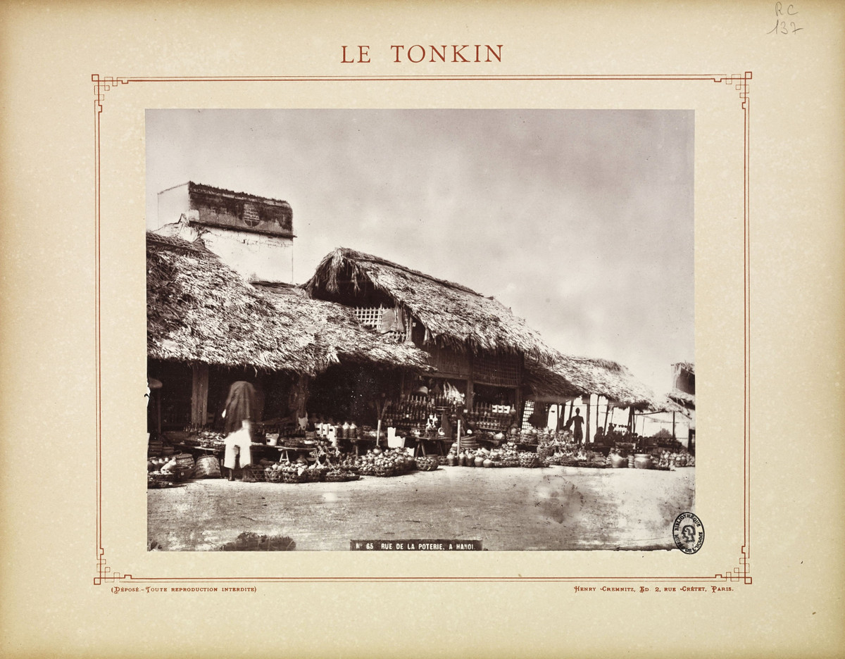 Khu chợ bán đồ gốm sứ ở Hà Nội cuối thế kỷ 19.