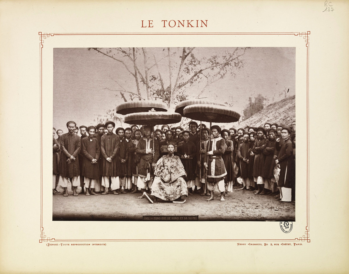 Ông quan Tổng đốc (người ngồi) chụp ảnh kỷ niệm cùng đoàn tùy tùng.