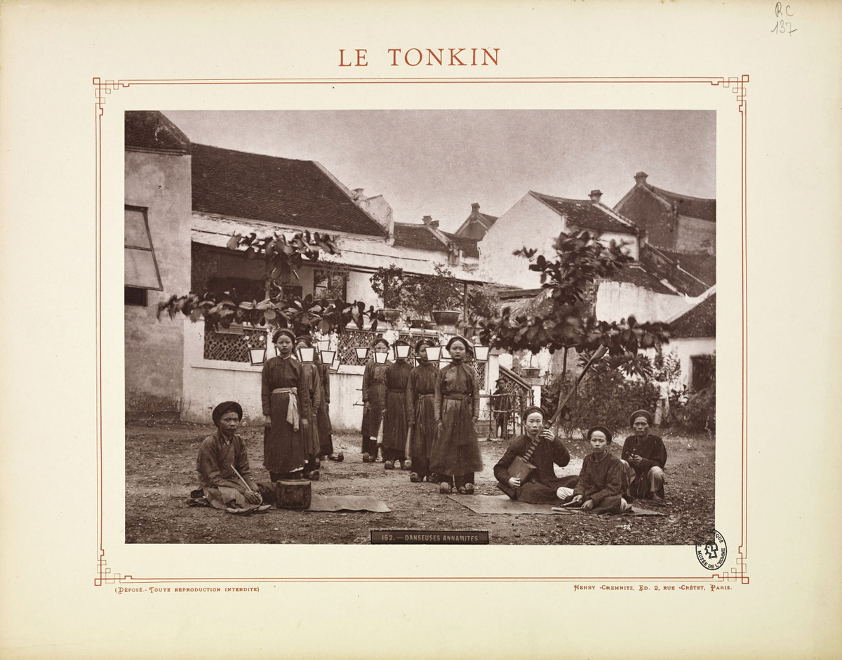 Một gánh hát đang biểu diễn.