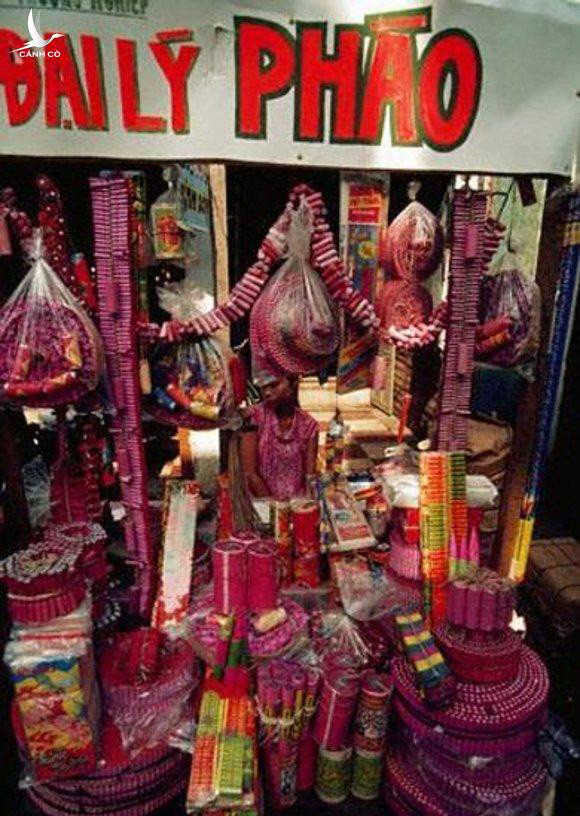 Những ngày giáp Tết, các đại lý pháo xuất hiện trên khắp các phố phường, người mua kẻ bán nhộn nhịp.