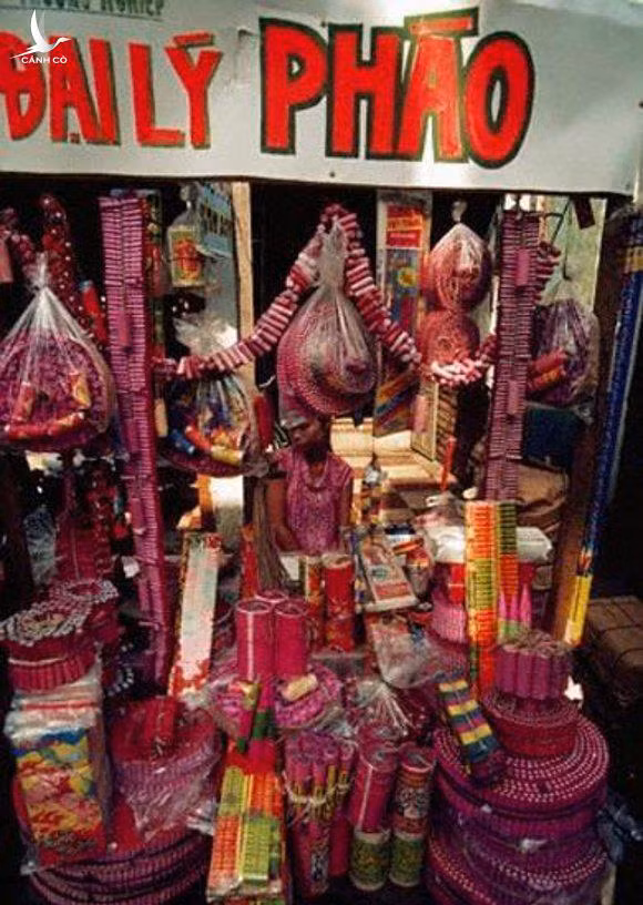 Những ngày giáp Tết, các đại lý pháo xuất hiện trên khắp các phố phường, người mua kẻ bán nhộn nhịp.