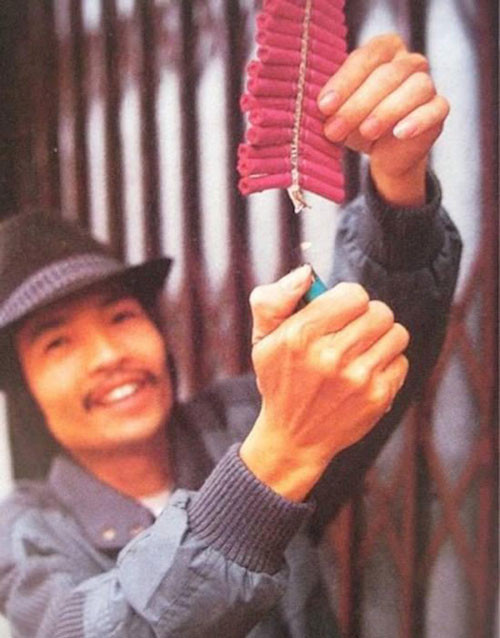 Các băng pháo đùng được đốt đồng loạt vào thời khắc giao thừa, tạo nên bầu không khí hết sức đặc biệt. Những ngày sau đó pháo vẫn được đốt rải rác.