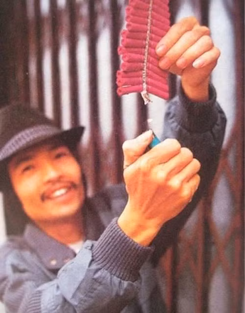 Các băng pháo đùng được đốt đồng loạt vào thời khắc giao thừa, tạo nên bầu không khí hết sức đặc biệt. Những ngày sau đó pháo vẫn được đốt rải rác.