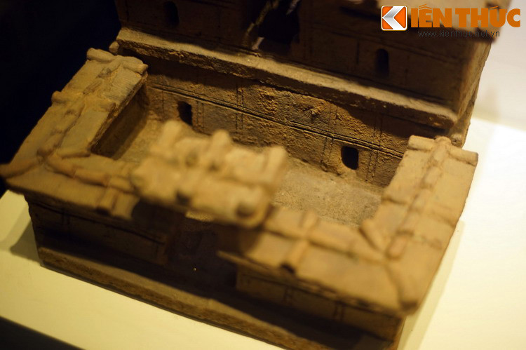 Sau cổng là khoảng sân vuông và dãy nhà chính ở tầng một. Dãy nhà này có hai cửa vào ở hai bên.