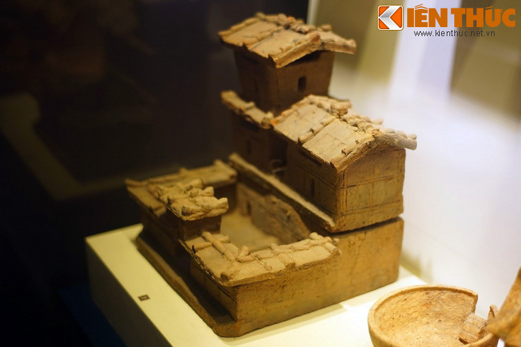 Mô hình nhà lầu được chôn theo quan tài của người đã khuất với mong muốn họ sẽ có một cơ ngơi xứng đáng ở thế giới bên kia. Đó là quan niệm "trần sao âm vậy", một quan niệm vẫn còn được nhiều người thời nay tin theo...