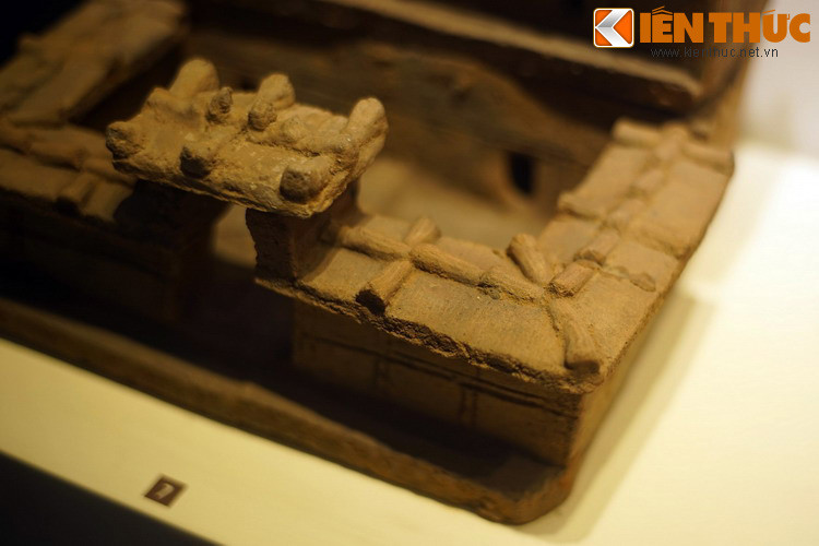 Cả cổng và tường bao đều có mái ngói để che nắng mưa.