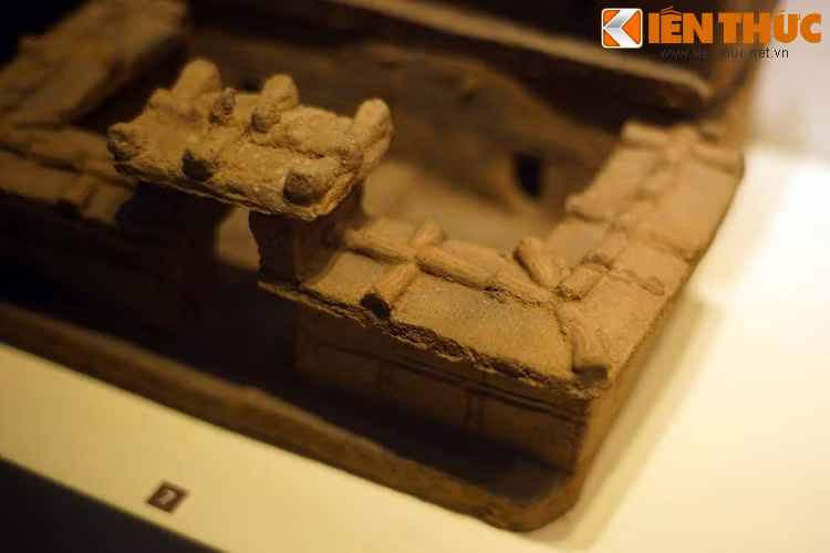 Cả cổng và tường bao đều có mái ngói để che nắng mưa.