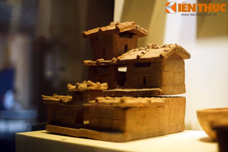 Cách đây 2 thiên niên kỷ, những dinh thự hoành tráng như thế này từng là nơi cư ngụ của những người thuộc giới quý tộc, quan lại, hoặc thương gia phát đạt trong xã hội thời Bắc thuộc.