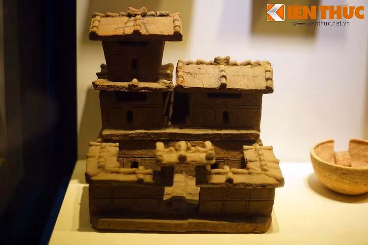 Ngôi nhà có ba tầng, số tầng "đáng ngưỡng mộ" ở một ngôi nhà thời cổ đại. Trước nhà có khoảng sân khép kín được bao quanh bằng tường cao, chính giữa trổ một cổng ra vào.