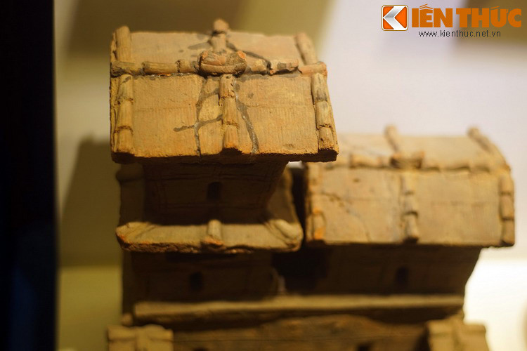 Các khối nhà phía trên đều được lợp ngói. Ngói được sử dụng là ngói ống và ngói vảy cá, loại ngói vẫn còn xuất hiện rộng rãi cho đến nay.