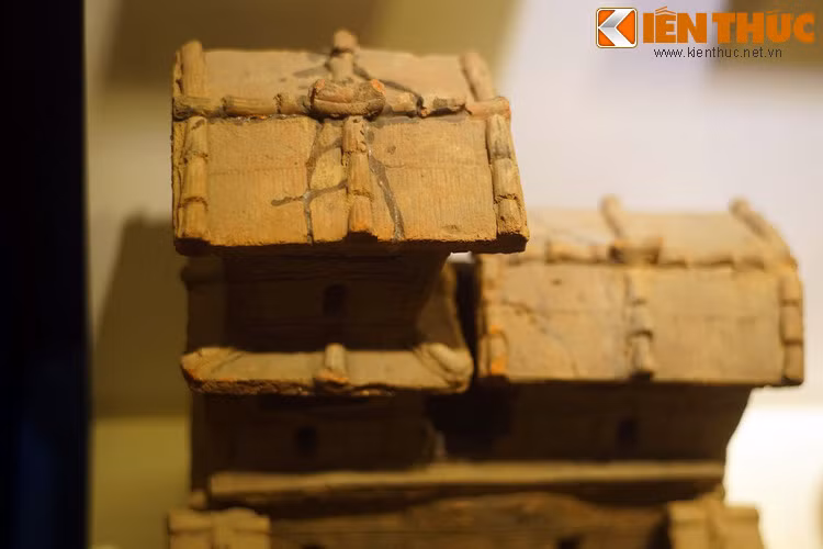 Các khối nhà phía trên đều được lợp ngói. Ngói được sử dụng là ngói ống và ngói vảy cá, loại ngói vẫn còn xuất hiện rộng rãi cho đến nay.