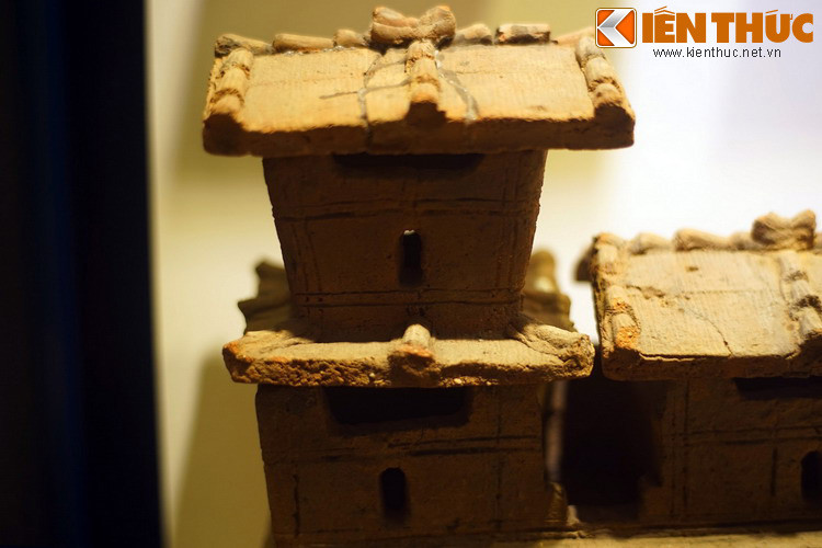 Khối nhà nhỏ hơn ở tầng hai có thêm một tầng ở phía trên, là tầng thứ ba, nơi cao nhất của tòa nhà, tầng này có thể dùng làm đài quan sát hoặc lầu vọng cảnh