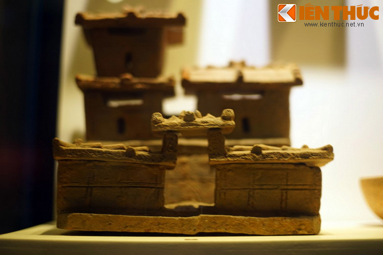 Cánh cổng khá bề thế, hai trụ cổng đặt trên bức tường bao làm từ gạch nung.