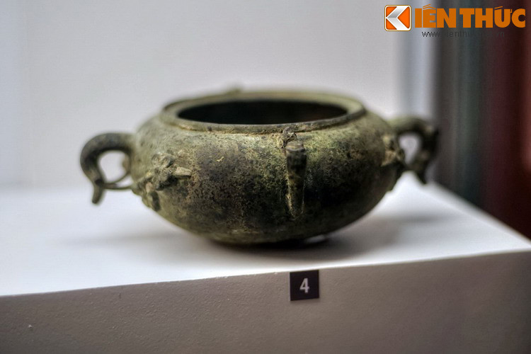 Một lư hương Tây Sơn bằng đồng. Trong hoàn cảnh lịch sử rối ren, phong trào nông dân khởi nghĩa dấy lên ở khắp nơi, đỉnh cao là cuộc khởi nghĩa nông dân Tây Sơn.