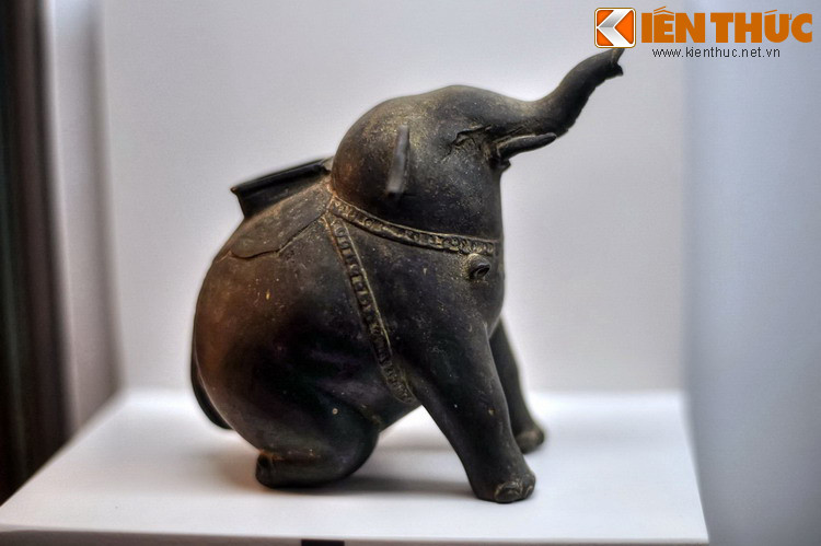 Ấm hình voi bằng đồng thuộc triều đại Tây Sơn, cuối thế kỷ 18, hiện vật của Bảo tàng Lịch sử TP HCM. Dù chỉ tồn tại trong một thời gian rất ngắn (1778 - 1802), triều đại Tây Sơn đã để lại những dấu ấn vĩ đại trong lịch sử dân tộc Việt Nam.