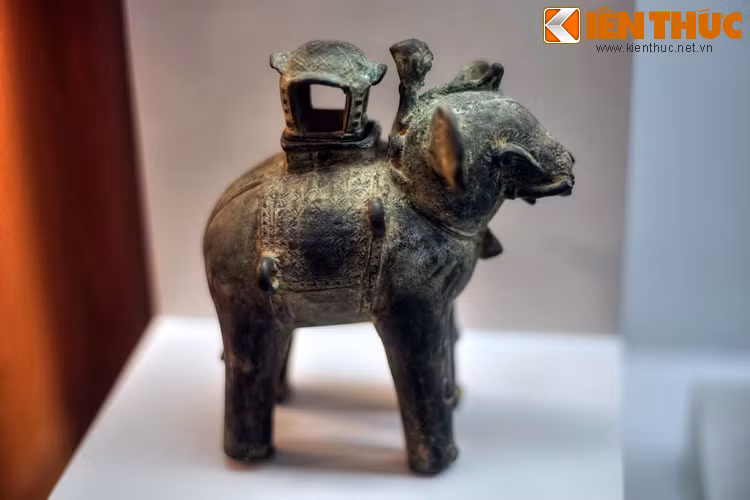 Lư hương đồng hình voi, triều Tây Sơn. Ngược dòng lịch sử, vào cuối thế kỷ 17 - đầu thế kỷ 18, chế độ phong kiến Việt Nam bước vào giai đoạn khủng hoảng toàn diện và sâu sắc. Đất nước bị nội chiến chia cắt, đời sống nhân dân vô cùng cực khổ..