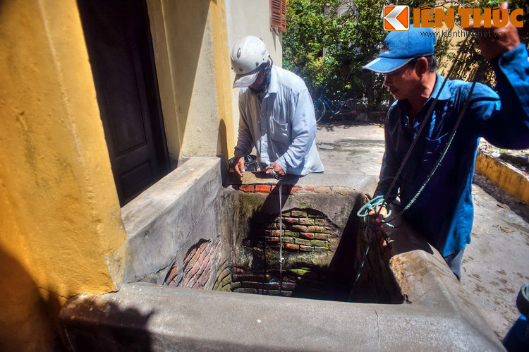 Nhiều người dân địa phương có thói quen uống nước giếng Bá Lễ hàng ngày. Tiếng lành đồn xa, một số du khách cũng đến uống thử những ngụm nước ngọt lành từ chiếc giếng huyền thoại.