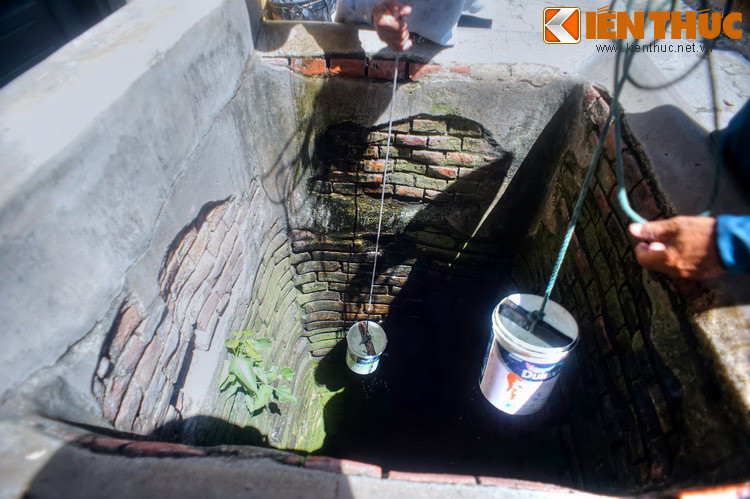 Giếng Bá Lễ không chỉ phục vụ cho sinh hoạt thường ngày của người dân địa phương mà còn là kế sinh nhai của những người gánh nước.