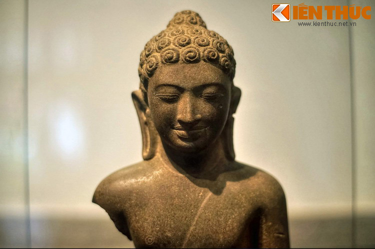 Tượng có khuôn mặt tròn đầy, các lọn tóc xoắn ốc to. Unisa (Nhục khấu) được tạo liền khối với đầu thành một u lớn trên đỉnh đầu, phần trán nở rộng, gờ mày mảnh, cong nhẹ.