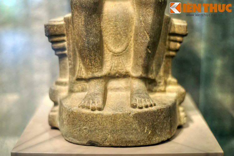 Bàn chân tượng đặt song song trên bệ trơn hình bán khuyên. Trên bề mặt bệ có một thảm mỏng chạm khắc hoa văn phủ xuống phía trước.