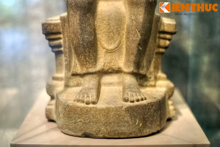 Bàn chân tượng đặt song song trên bệ trơn hình bán khuyên. Trên bề mặt bệ có một thảm mỏng chạm khắc hoa văn phủ xuống phía trước.