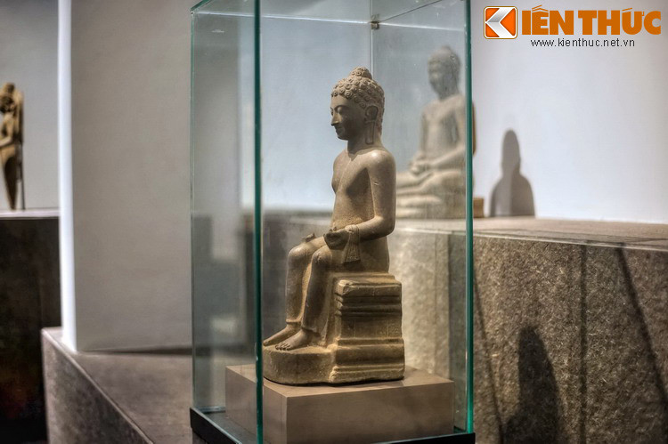 Bức tượng thể hiện hình ảnh Đức Phật ngồi theo một tư thế ít gặp trong tạo hình tượng Phật ở khu vực: Ngồi trên bệ hình thang nhiều tầng, hai chân buông thõng.