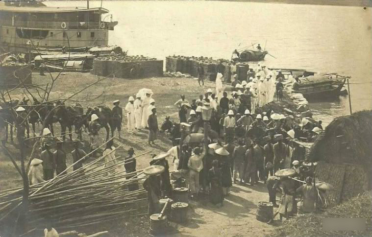 Khung cảnh ở bến sông Lục Đầu. Sĩ quan Pháp chờ những khẩu pháo được chở đến bằng thuyền.