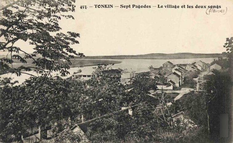 Thị trấn Phả Lại và sông Lục Đầu nhìn từ điểm cao ở một trại lính Pháp.