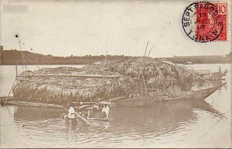 Thuyền bè trên sông Lục Đầu.