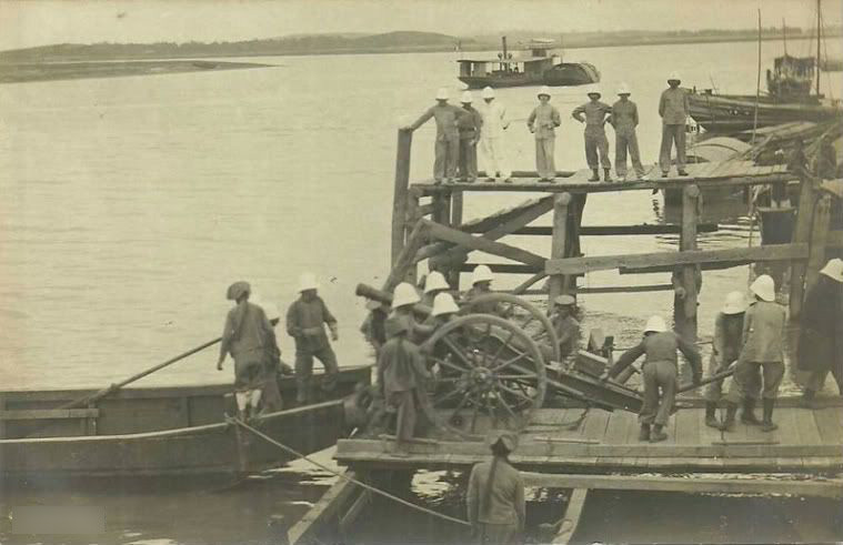 Một khẩu pháo được người Pháp đưa lên bến sông.