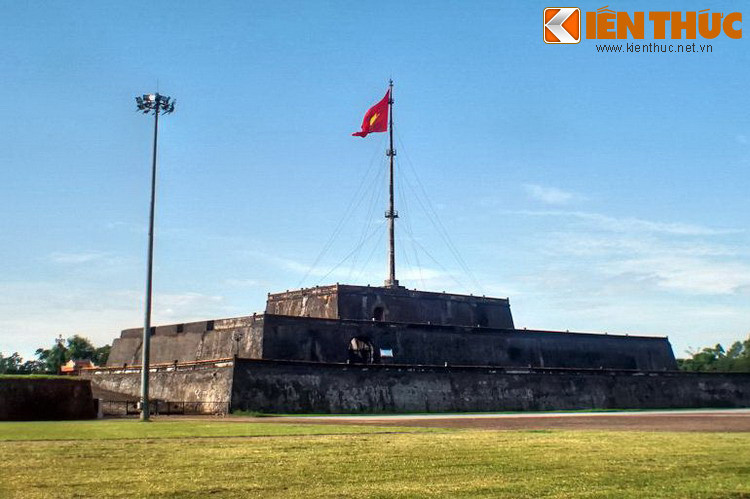 1. Nằm chính giữa mặt Nam của Kinh thành Huế, thuộc phạm vi pháo đài Nam Chánh, Kỳ đài (cột cờ) của Kinh thành Huế là cột cờ lâu đời nhất Việt Nam.