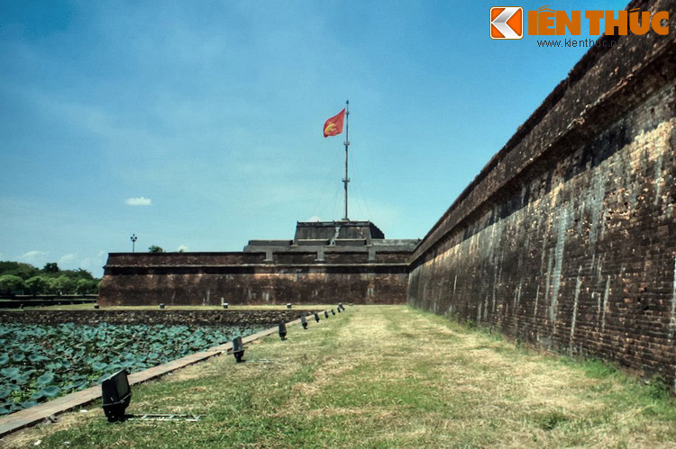 Về tổng quan, kiến trúc Kỳ đài gồm hai phần: Đài cờ và cột cờ. Đài cờ gồm ba tầng hình chóp cụt chữ nhật xây bằng gạch chồng lên nhau, theo thứ tự từ lớn đến nhỏ dần từ dưới lên trên với tổng chiều cao là 17,5m. Cột cờ nằm trên đài cờ, là nơi treo cờ.